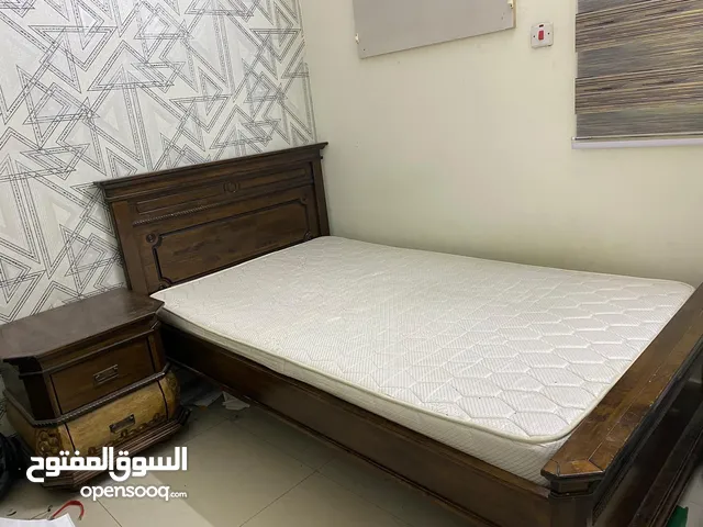 غرفة نوم صناعة بحرينيه عباره عن سرير +كوميدينو