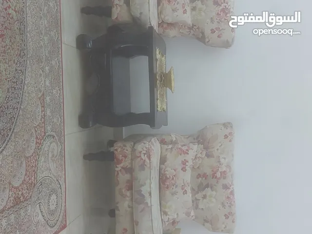 طقم كنب مع طاولات  وسط و برداية مجوز