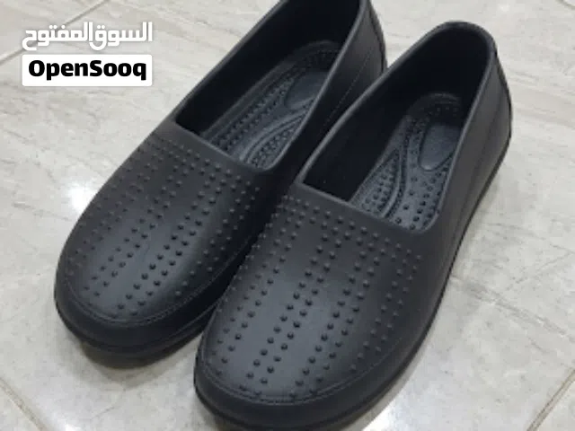 جزمات حريمي طبي ربل صناعة يمنية لون اسود للبيع جملة وجملة الجملة