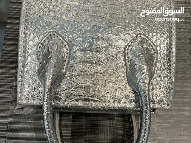  **فرصة لا تعوض!** للبيع: **شنطة حريمي جديدة**