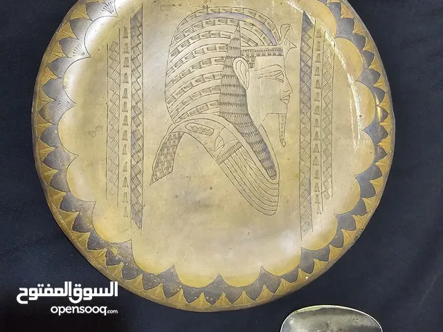 طبق نحاس احمر قديم نقش يدوي للملك توت عنخ آمون وملعقه نحاس مختومه