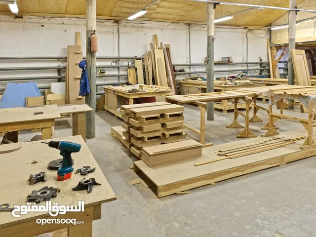 ورشة نجارة متخصصين بالأعمال الخشبية طاولات مكاتب غرف نوم مطابخ ديكورات خشبية زخرفة اسعار معقولة