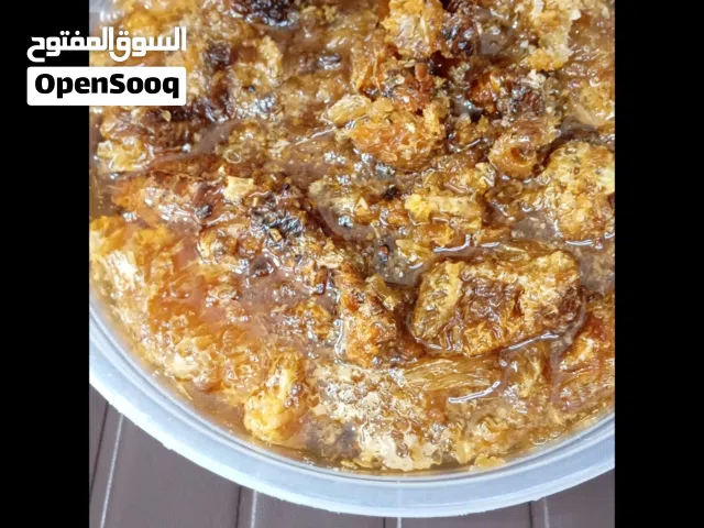 عسل بو طويق مع الشمع