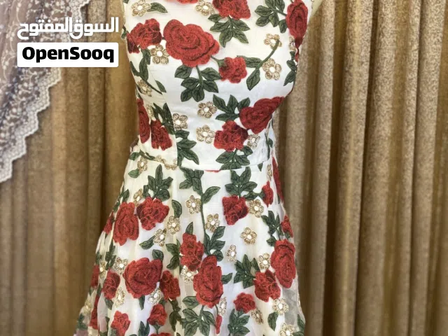 فستان أحمر مزهر