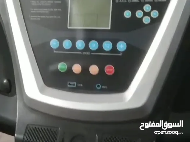 جهاز رياضي ركض شغال في كل شيء حتى مكان الشحن مو مستعمل وايد يمكن اربع مرات او خمسه