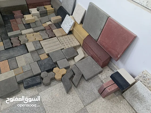 يوجد لدينا جميع أنواع السيراميك والبورسلان والرخام نعلات فايبر جدران أرضيات درج باركيه أحواش سطوح