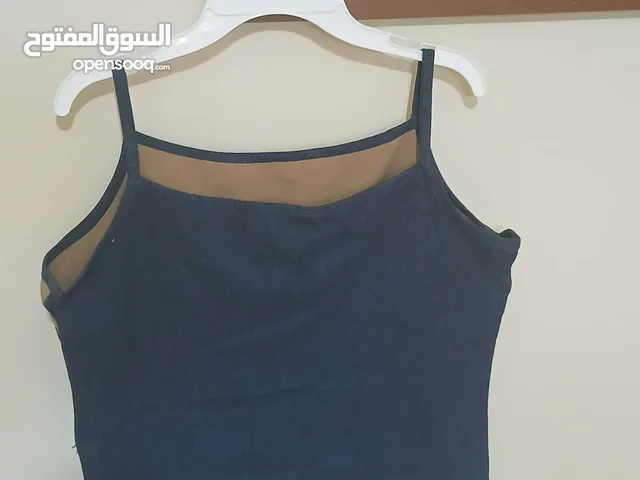 بلوزة نسائية كحلي بدون اكمام بقماش جينز مميز