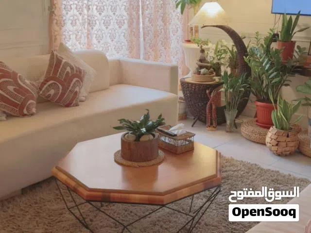 للبيع طاوله نص خشب ماليزي  حالتها فوق الممتاز