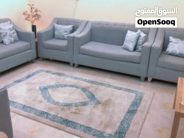 كنب يتسع لتسعة اشخاص مع الخداديات والسجاد