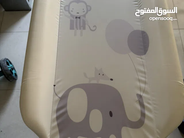 ستاند بانيو  مع قاعدة غيار من الجلد المبطن Bathtub with changing station