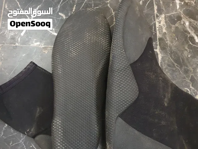 حذاء غطس جديد