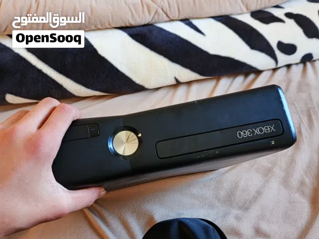 Xbox 360 مستعمله مهكره عليها gta مع يدتين وشاحنها على 550 شيكل