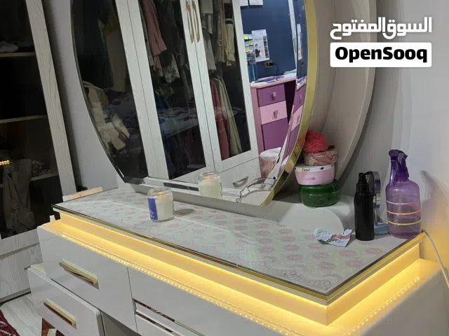 تسريح كبيره لونه ابيض فجولد بمرايا كبيره بتتفتح وهيها مساحت من جوه