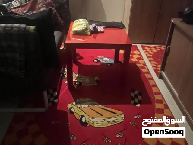 سجاد احمر رسوم سيارات نظيف جدا قطعتين كبير ة وقطعة وسط