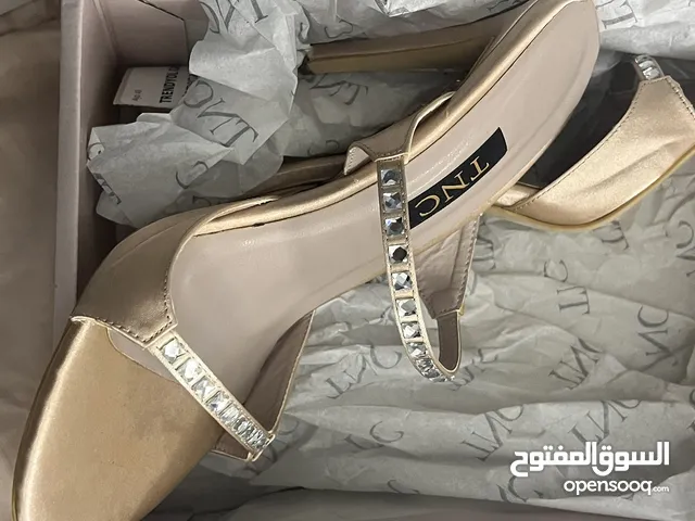 Rose Gold With Heels in Dhofar