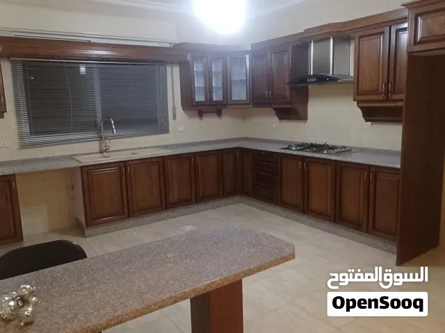 شقه جديده لم تسكن للبيع بسعر حرق للجادين فقط غرب دوار صحارى راكب مطبخ من العالميه