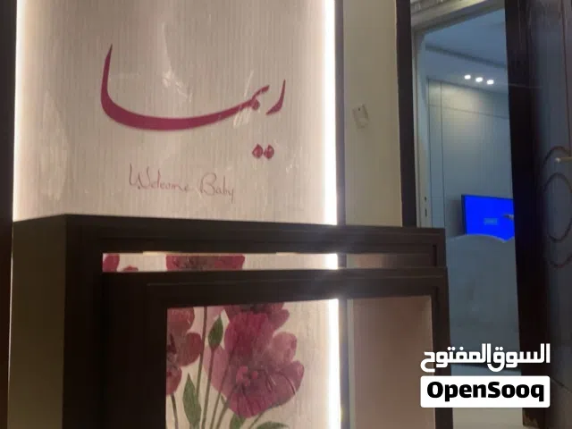 مدخل استقبال مولوده مع اضاءه لد مع طاولتين