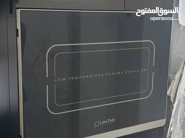 جهاز التعقيم بالبلازما منخفضة الحرارة من شركة LowTem لتعقيم الأدوات الطبية الحساسة للحرارة.