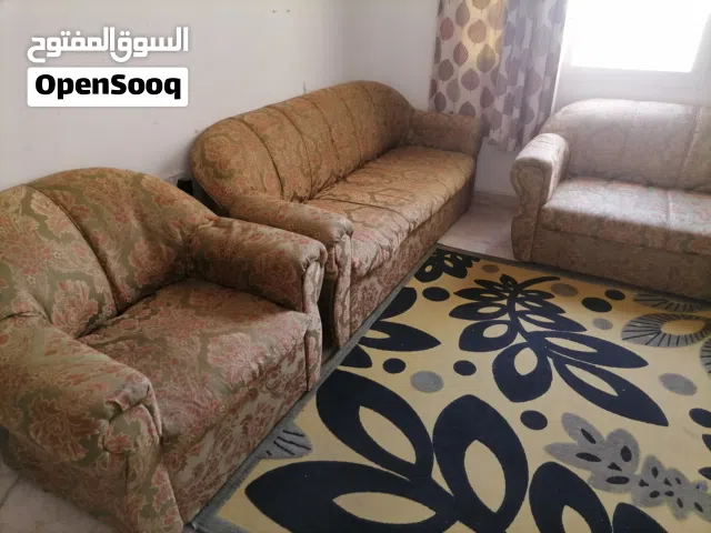 مجلس من عدد 2كرسي و2كنب مستعمل بحالة جيدة للبيع بسعر مناسب جدا
