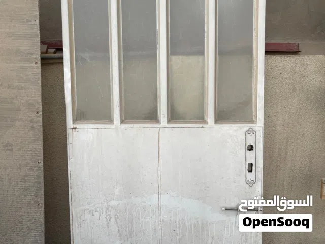 باب حديد نظيف جدا سطح او منور