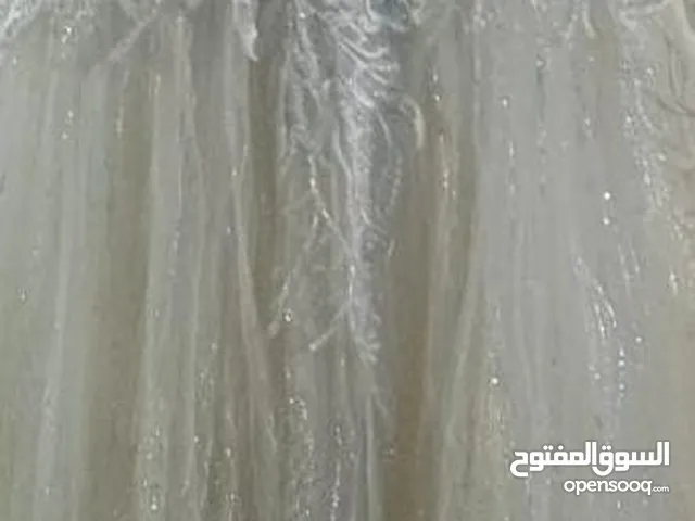 فساتين اعراس مستعمله للبيع في حواره والسعر حرررررق بسسسس خمس دنانير تواصل رقم واتساب بلال
