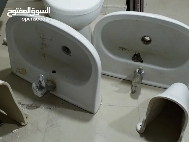 باب المنيوم ومغسلتين وبطارياتهن وخزانه وتيوبات المنيوم