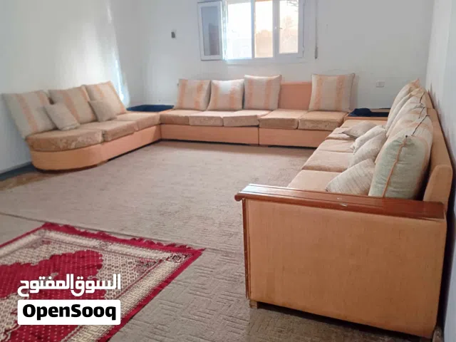 صالون مصنوع من  اللوح الخشبي ونوعه كلاسيكي صناعة ممتازة ومتينة و5×5