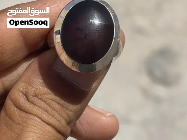 خاتم بعقيق يماني ونقطة زعفران في سطح الحجر وبطن ثقيل