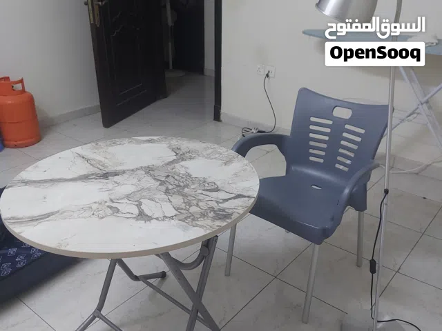 منضدة دائرية وكرسى وأباجورة ستاند .. بحالة ممتازة للبيع