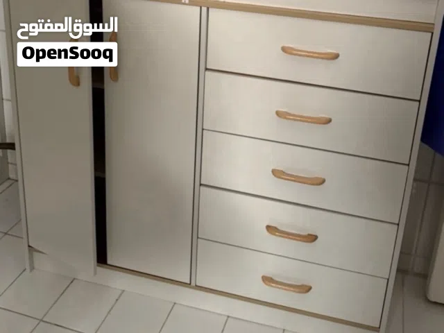 دولاب تخزين أبيض أنيق للبيع