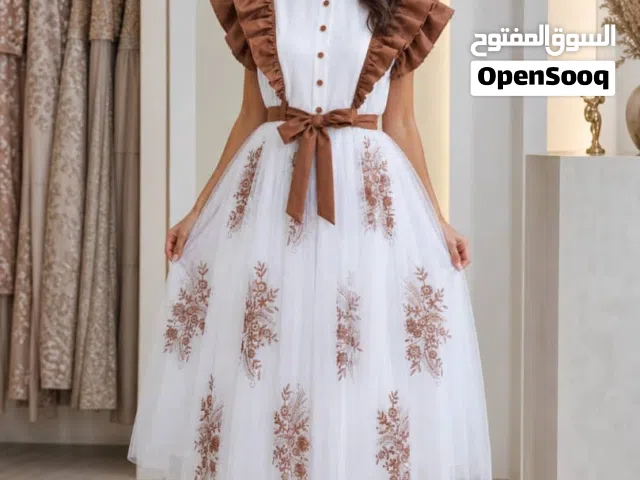فستان نسائي ميدي راقي صدر كشكاش مرتب مع أزرار أمامية أنيقة تنورة واسعة مطرزة بتطريز ناعم وفخم مودي