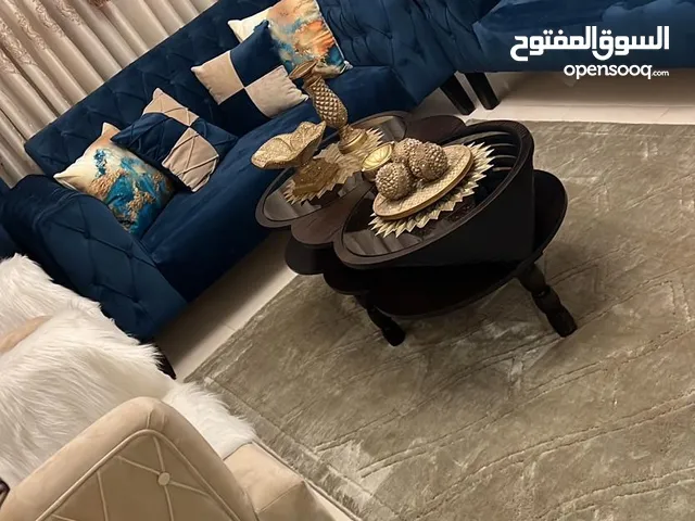 طقم كنب وطاولات وسط و بيرو استعمال قليل جدا شبه جديد ولا خدش بسعر لقطة