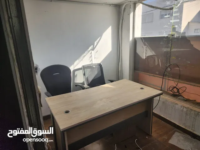 طاولة مكتب مع كرسي واحد