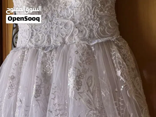 فسـتان عروس وللحفلات راقٍ وناعم