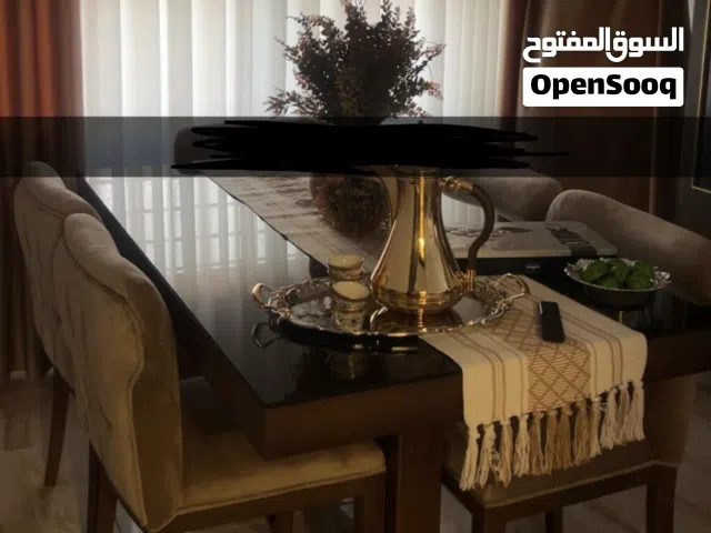طاوله سفرا 6 مقاعد استعمال شهرين للبيع بنصف السعر