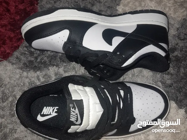 White Sport Shoes in Damascus