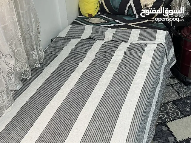 تخت مجوز (كنج) معهم لوحين خشب وسلمين + تخت مفرد ونص + خزانة 4 أبواب بحالة جيداً جداً