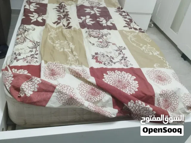 تخت ايكيا بحالية ممتازة مع دروج بنفس التخت وفرشة