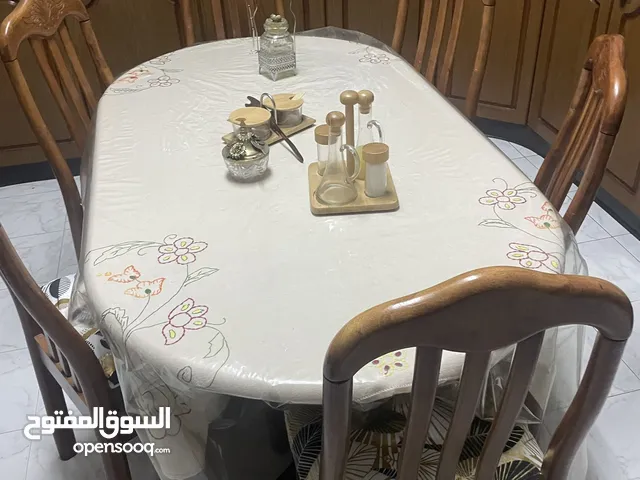 طاولة سفرة نظيفة بحالة شبه جديده