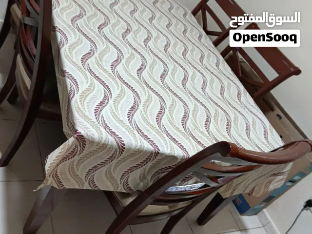 طاولة طعام بحاله ممتازه 100 درهم مع 6 كراسي