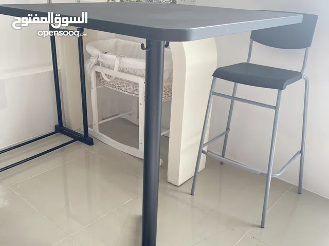 طاولة مع كرسي