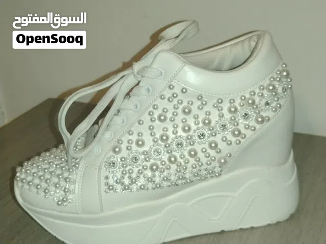 بوت عرايسي جديد ولا لبسه