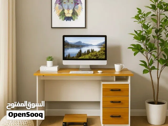 طاولة مكتبية بتصميم إيكيا