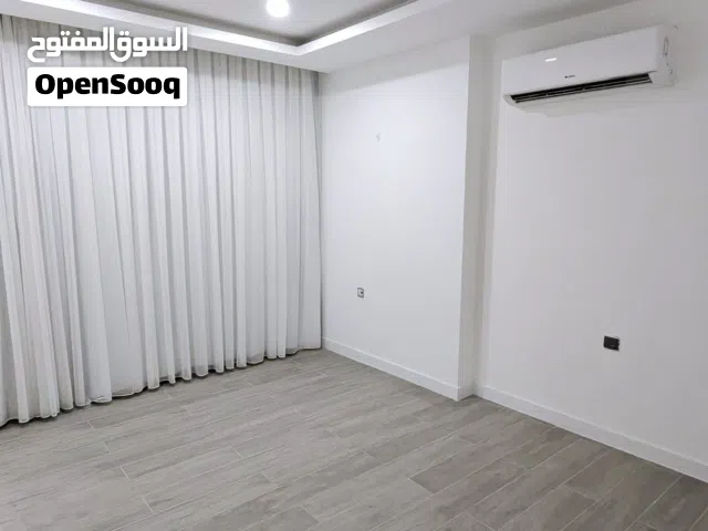 شقه 3 غرفه وصاله وغرفه غسيل ومخزن وحمامات