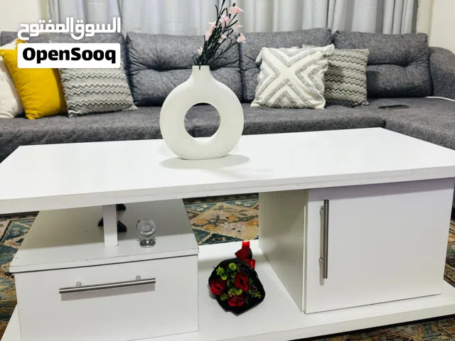 طاولة لون أبيض بتصميم عصري وأنيق، مناسبة لغرفة الجلوس أو التلفزيون