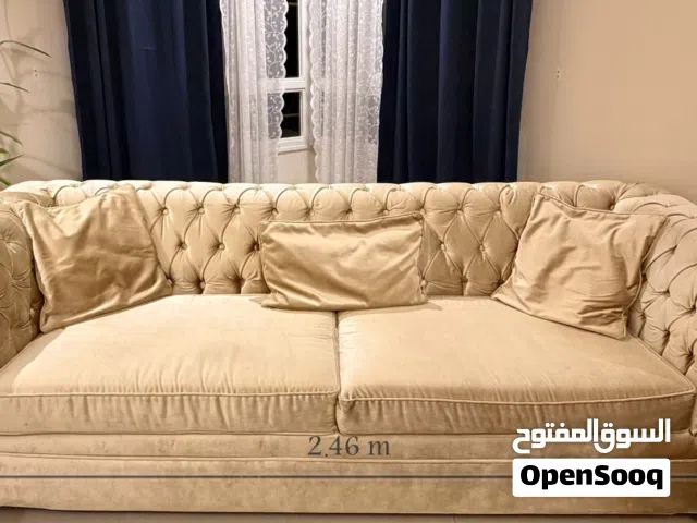 طقم كنب مكون من 3 قطع باللون الذهبي، نظيف ومستخدم بشكل خفيف