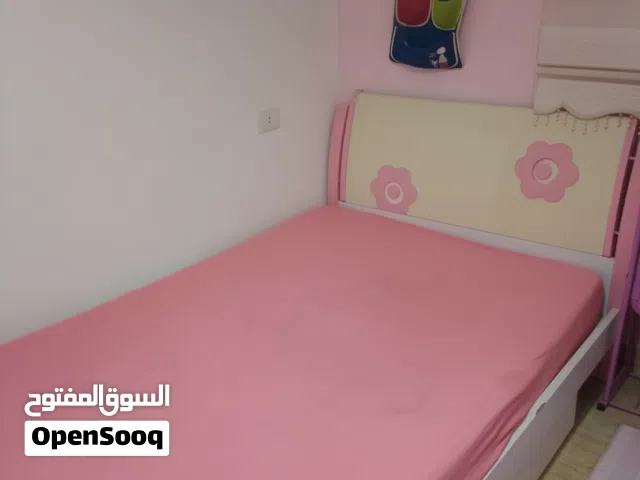 مكتب دراسي وسرير بالفراش ومعاهم دولاب سحاب مع بعض