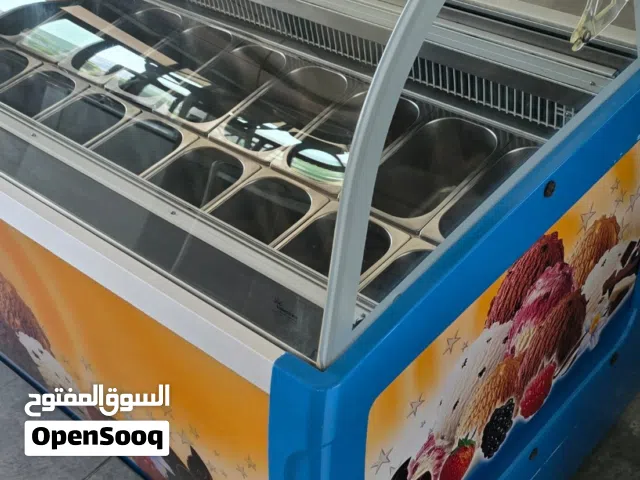 ثلاجة عرض ايس كريم الإيطالية