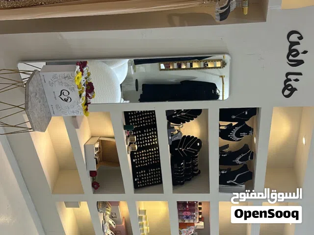 بوتيك للبيع بلكامل  خلو بدون الاغراض فرصه الي حاب يستثمر بسعر طيب و موقع جميل تابع الوصف