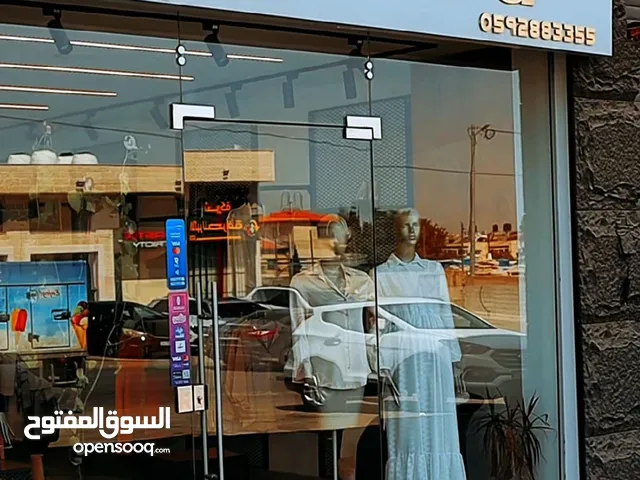 محل ملابس كمجهز بالكامل